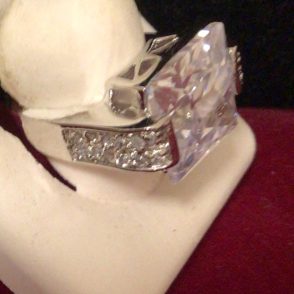 ⬇️Price Drop⬇️NWOT silver ring with large centre stone - Picture 5 of 10